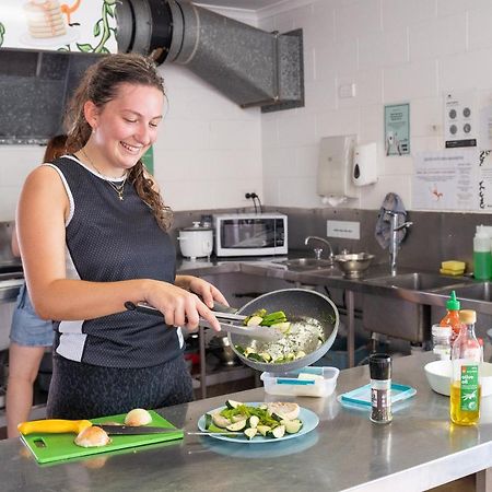 Mad Monkey Waterfront Hostel Cairns Bagian luar foto