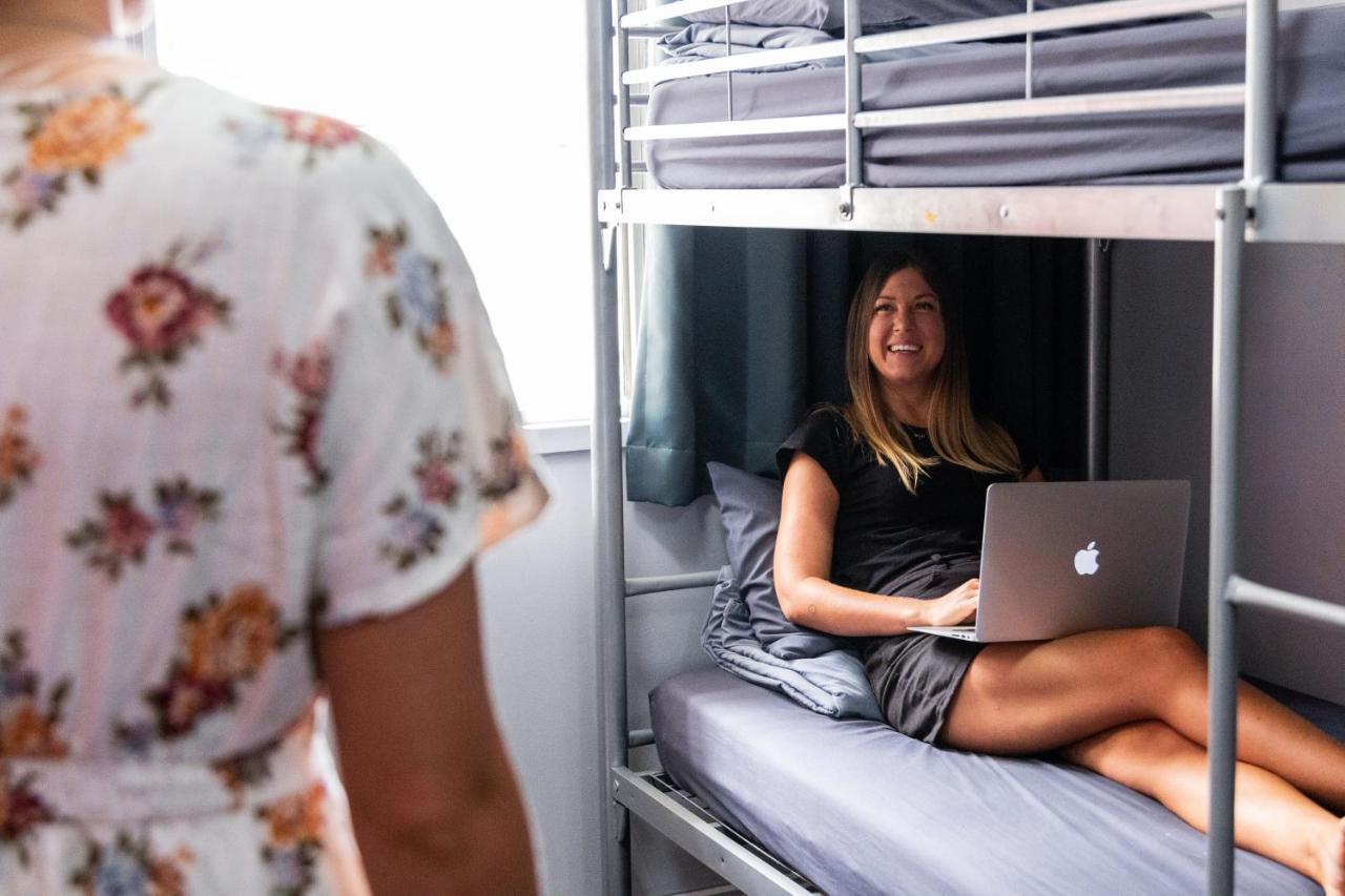Mad Monkey Waterfront Hostel Cairns Bagian luar foto