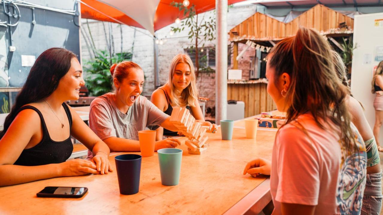 Mad Monkey Waterfront Hostel Cairns Bagian luar foto