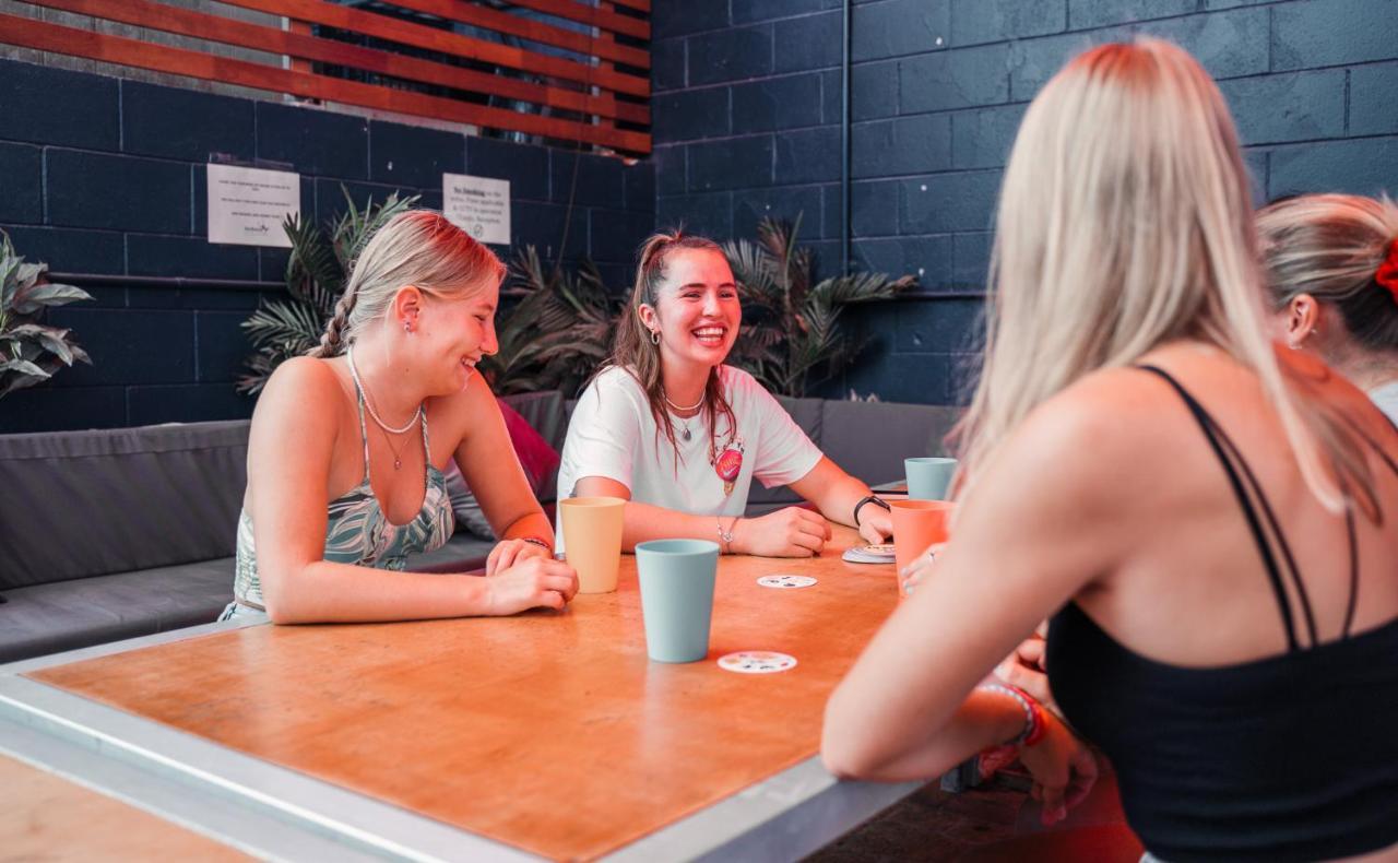 Mad Monkey Waterfront Hostel Cairns Bagian luar foto