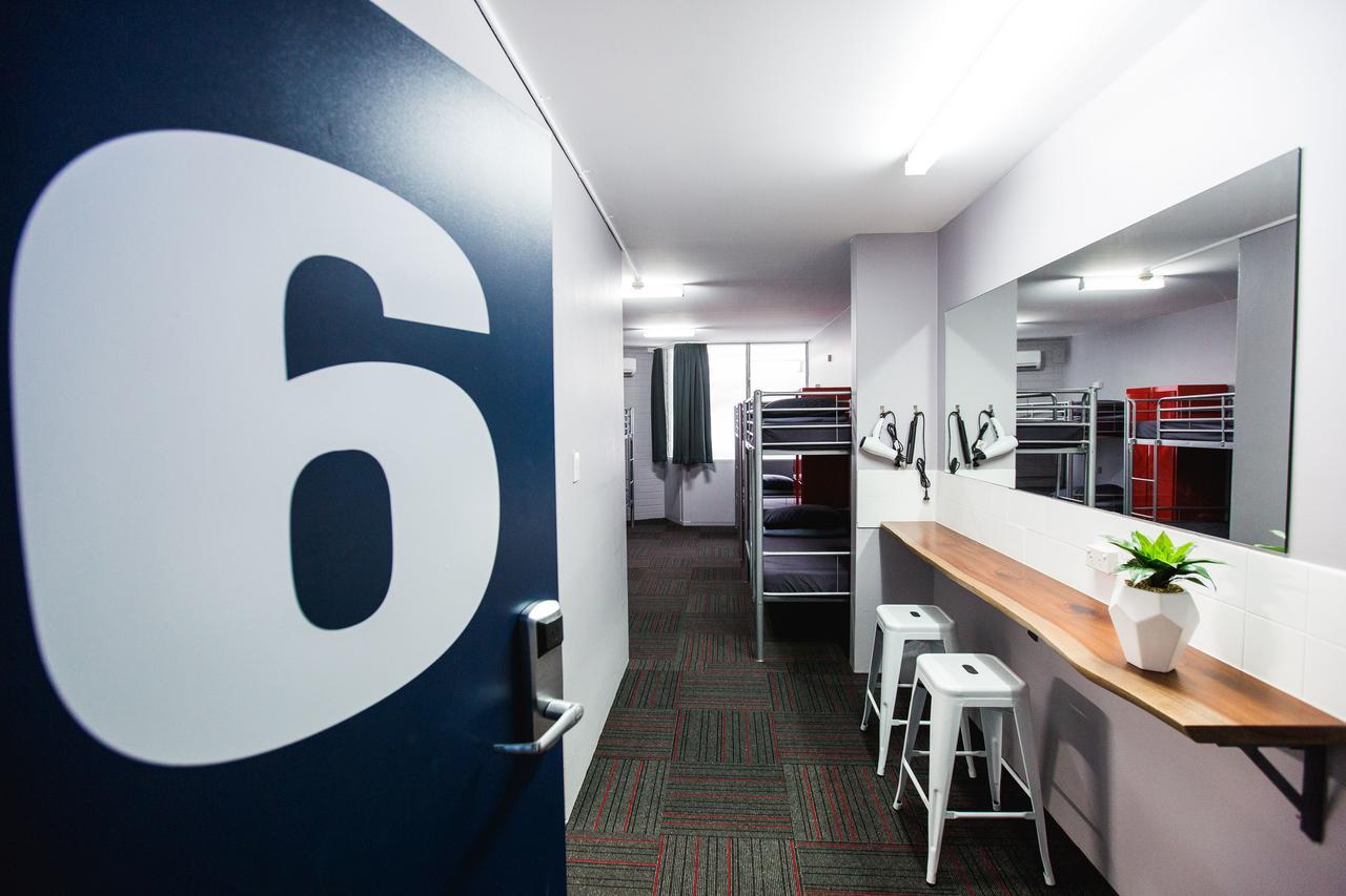 Mad Monkey Waterfront Hostel Cairns Bagian luar foto