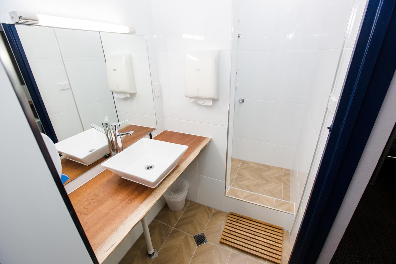 Mad Monkey Waterfront Hostel Cairns Bagian luar foto