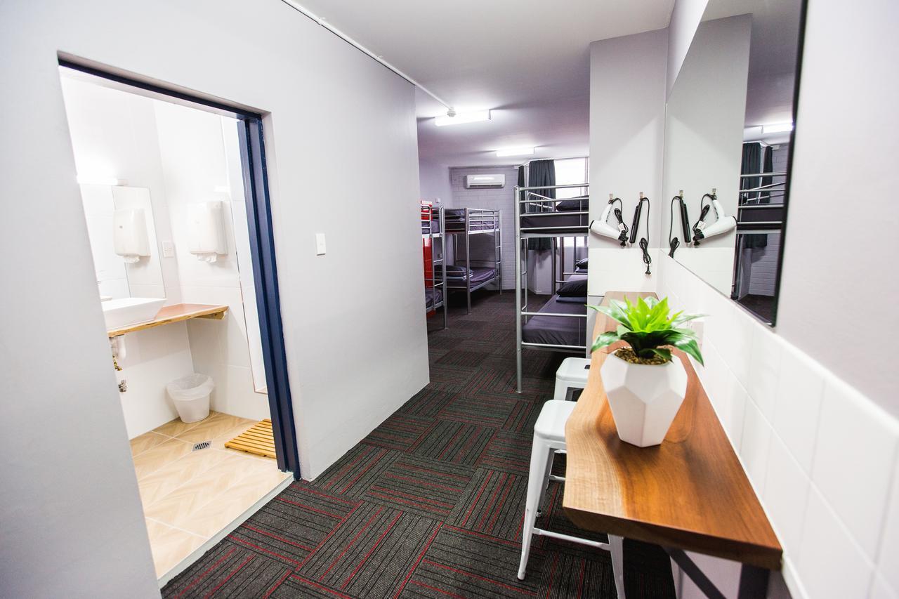 Mad Monkey Waterfront Hostel Cairns Bagian luar foto