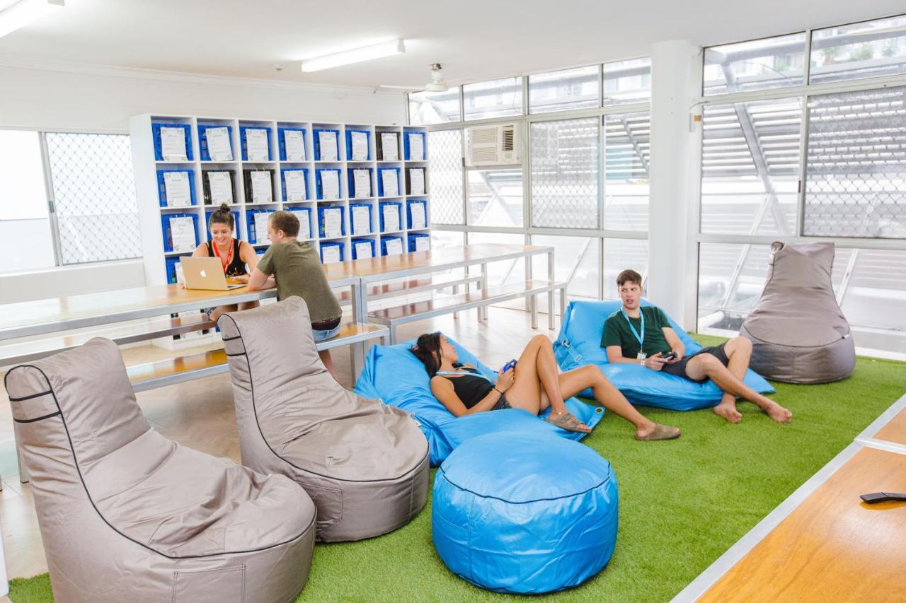 Mad Monkey Waterfront Hostel Cairns Bagian luar foto